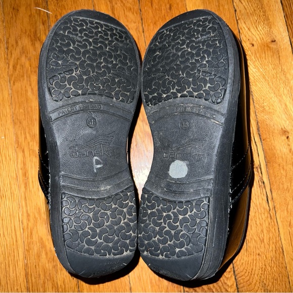 Dansko XP 2.0 Black Patent Clogs Size 38. Great used condition - Picture 8 of 8